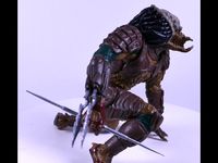 Predator kniend